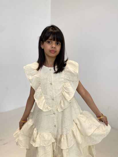 صورة فستان أصفر كريمي بنقشة أوراق الشجر والكسرات الحصريه